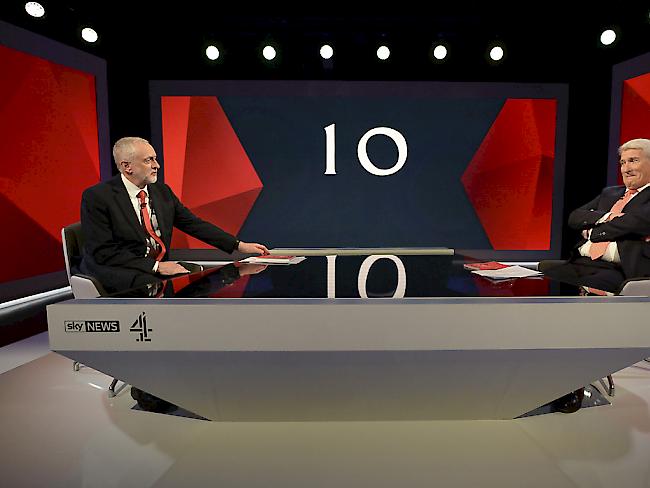 "Neue Aussenpolitik": Labour-Chef Jeremy Corbyn (links) stellt im TV-Studio seine Visionen vor.