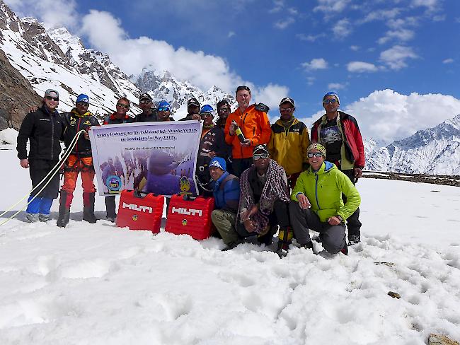 Die Mitglieder der Swiss-Sherpa-Stiftung mit den Hochträgern aus der Region Baltistan: Valentin Z’Brun (ganz links), Meinrad Bittel (dritter von links), Patrick Z’Brun (dritter von rechts stehend) und Conny Schmiedehaus (ganz links unten).