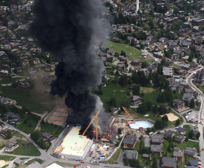 Teile des Sportcenters von Verbier stehen in Brand.