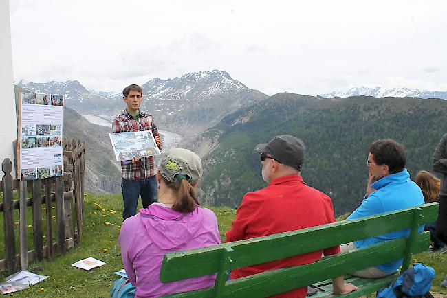 Projektleiter Janosch Hugi mit Informationen zu «AlpenLernen»