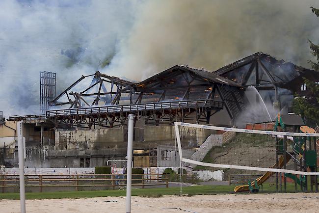 Nach ersten Kenntnissen entfachte sich der Brand um 13.30 Uhr auf dem Dach des Restaurants des alten Sportzentrums. 
