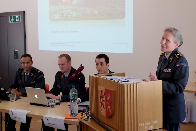 Germaine Seewer überbrachte die Grussworte des Armeechefs. Von links: Vorstandspräsident Peter Eyer, Diego Schmid und Christian Cina.