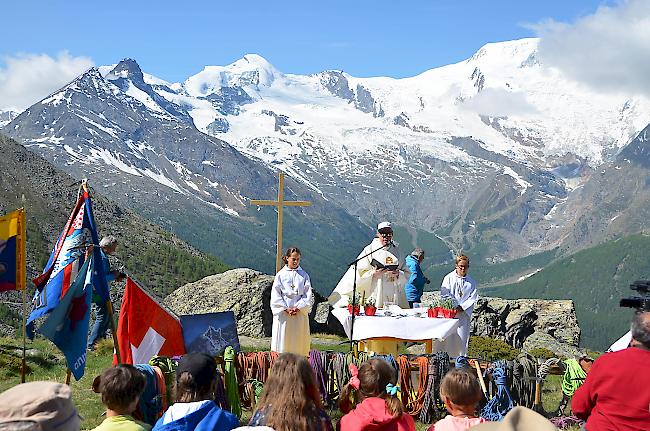 Pfarrer Amadé Brigger gestaltete die Messfeier eindrücklich und zweisprachig.
