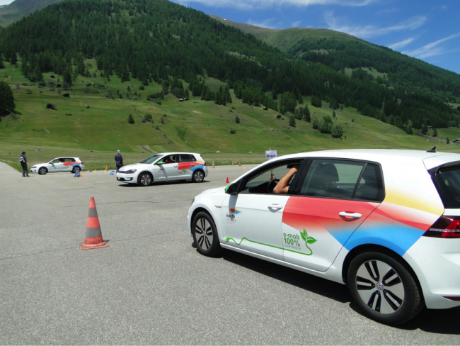 Die Oberwalliser e-mob Autos machen sich für das Absolvieren des Geschicklichkeitsparcours bereit.