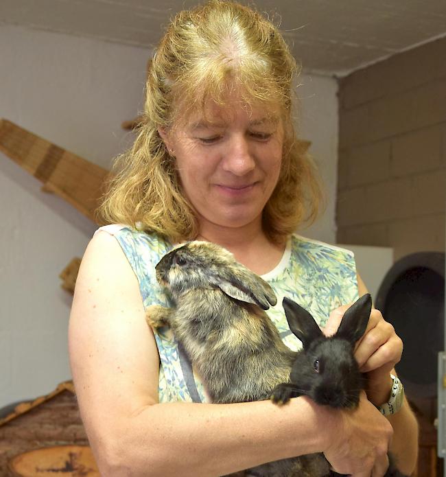 Birgit Furrer mit zwei der aufgenommenen Kaninchen.