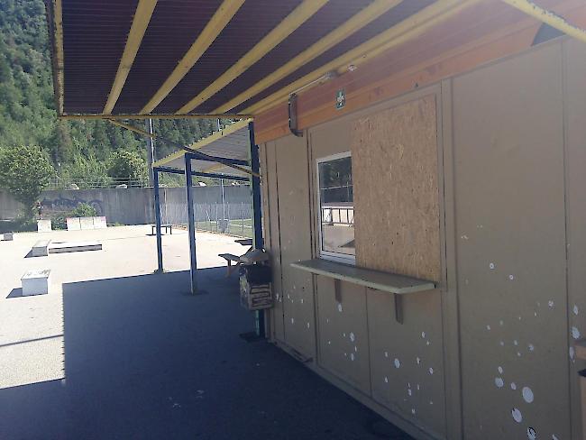 Beim Kiosk im Skatepark in Naters schlugen Unbekannte eine Scheibe ein.