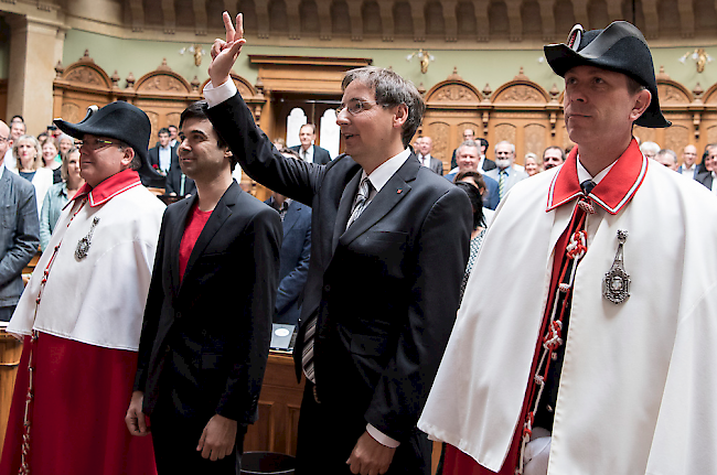 Thomas Egger (rechts) wurde am Donnerstagmorgen als neuer Walliser Nationalrat vereidigt.