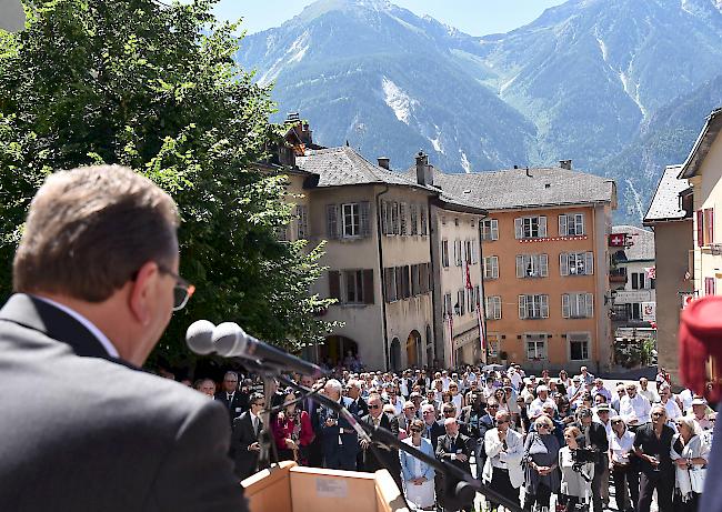 Staatsrat Roberto Schmidt bei seiner Ansprache auf dem Leuker Hauptplatz: Einheit des Kantons betont.