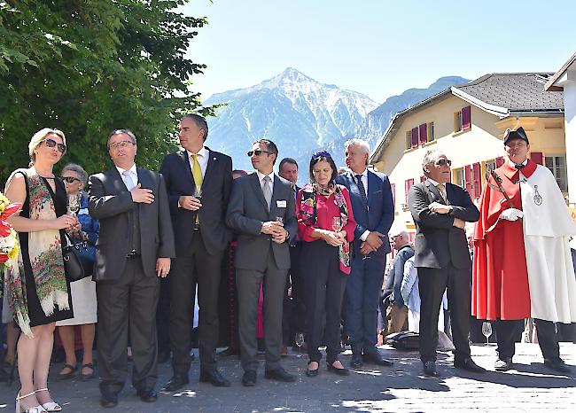 Absingen der Walliser Hymne: Der Walliser Staatsrat als kleiner Chor – verstärkt mit Roberto Schmidts Gattin Christa (links) und dem Leuker Gemeindepräsidenten Martin Lötscher (Dritter von rechts).