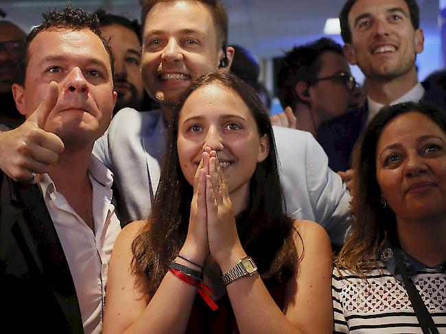 Mitglieder von Macrons Partei La République en Marche freuen sich über das Wahlergebnis. Drei Viertel aller neugewählten Parlamentarier haben keine Politik-Erfahrung.