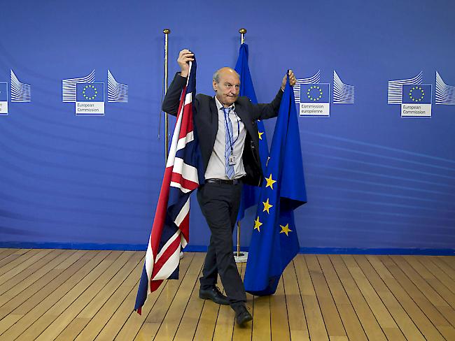 Die Brexit-Verhandlungen beginnen am Montag in Brüssel. Gemäss Protokoll werden die entsprechenden Fahnen für die Ankunft von EU-Chefunterhändler Michel Barnier und dem Brexit-Minister David Davis aufgehängt.