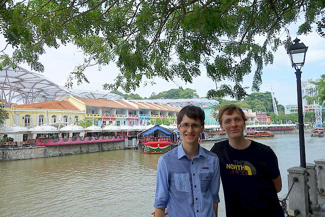 «Ich und mein Bruder Urban mit dem Singapore River im Hintergrund»