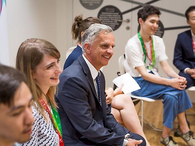 Bundesrat Burkhalter traf sich nach der Konferenz mit jungen Menschen aus Zentralasien um über Wassermanagement in der Region zu sprechen.