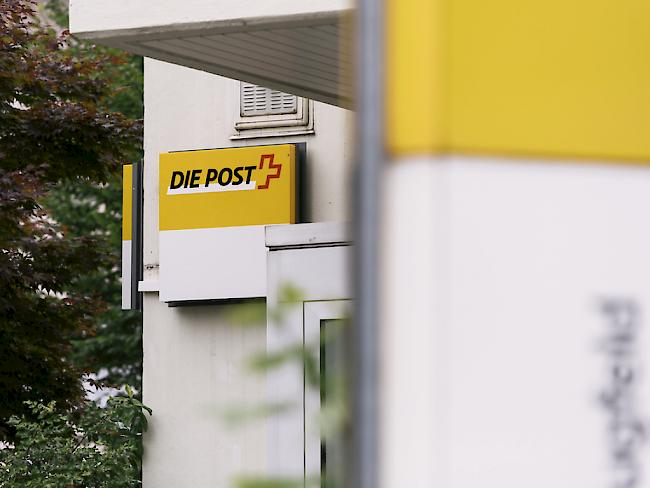 Im Kanton Freiburg könnten bald fast die Hälfte aller Poststellen geschlossen werden. Die Post hat eine entsprechende Überprüfung angekündigt. (Symbolbild)