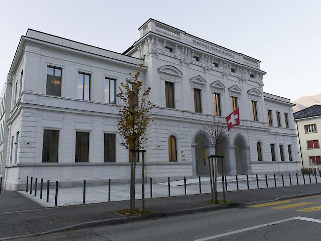 Das Bundesstrafgericht in Bellinzona hat die Untersuchungshaft gegen den ehemaligen gambischen Innenminister Ousman Sonko erneut verlängert. (Symbolbild)