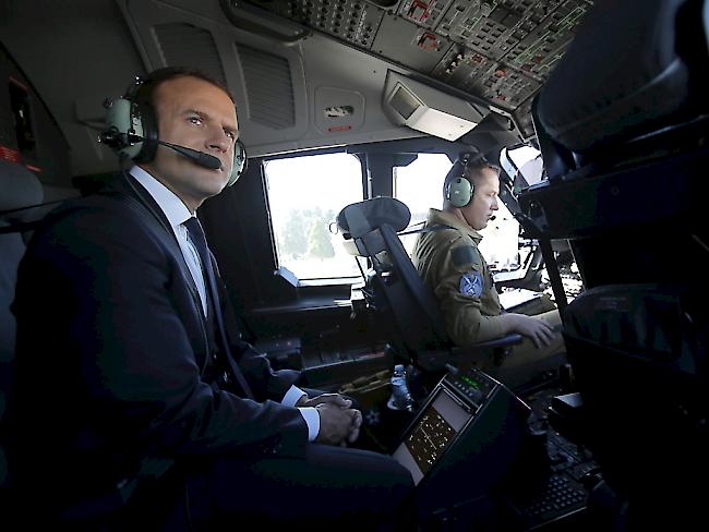 Steuert Frankreich auf einen politischen Neuanfang zu: Präsident Emmanuel Macron im Cockpit eines Airbus.