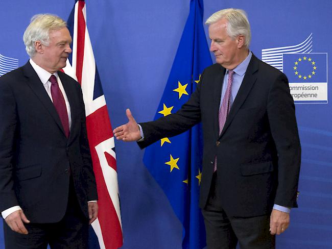 Die Brexit-Verhandlungen sind am Montag in Brüssel gestartet. Vor Gesprächsbeginn hatte EU-Chefunterhändler Michel Barnier (rechts) dem britischen Brexit-Verhandler David Davis die Hand gereicht.