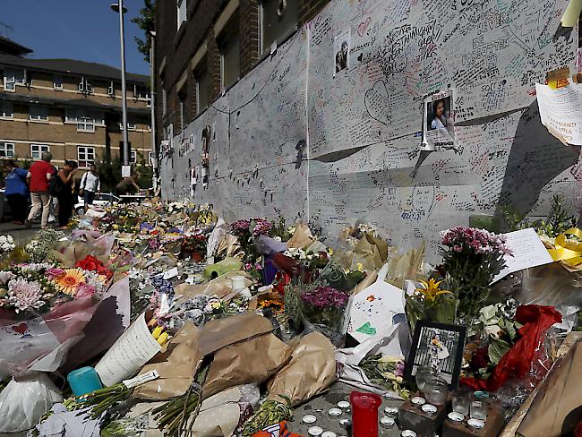 Blumen und Nachrichten im Gedenken an die Todesopfer des Grossbrandes im Londoner Grenfell Tower.