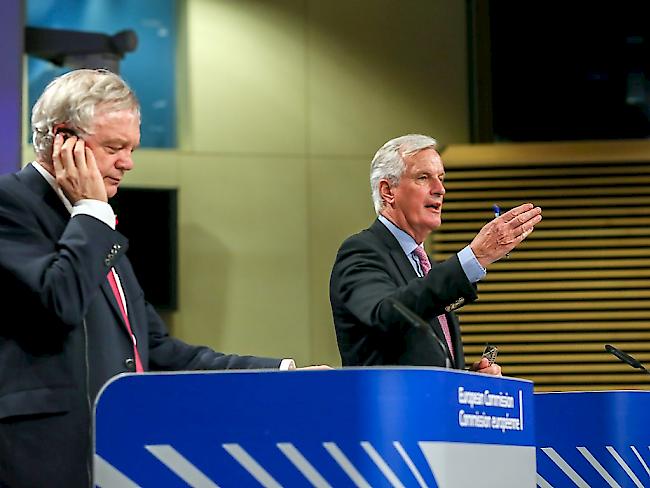 Brexit-Minister David Davis (links) und EU-Verhandlungsführer Michel Barnier haben sich am Montag in Brüssel über den Fahrplan der Brexit-Verhandlungen geeinigt.