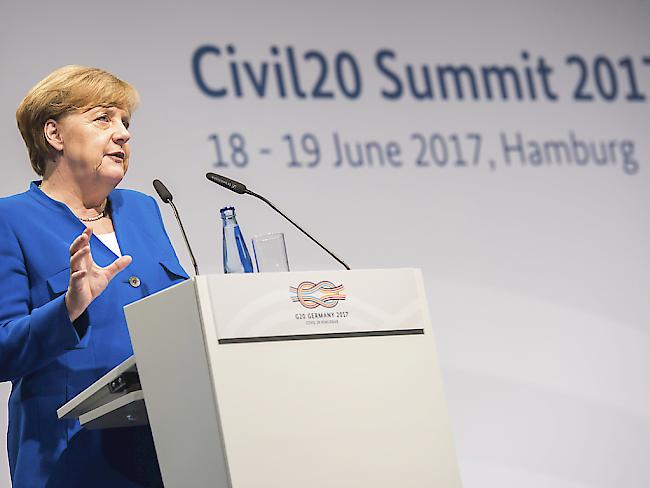 Will Afrika die Hand reichen: Bundeskanzlerin Angela Merkel erklärt sich vor Nichtregierungsorganisationen.