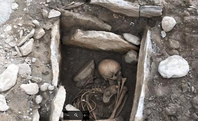 Auf der Baustelle beim Zeughaus freigelegtes Grab eines Jugendlichen, der 4000 Jahre vor unserer Zeit gelebt hat. Die Fötusstellung des Skeletts ist typisch für Grablegungen in dieser Zeit. 