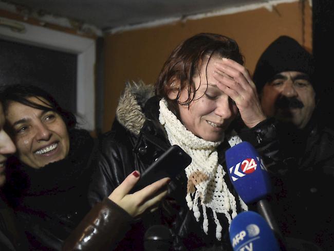 Die türkische Schriftstellerin Asli Erdogan letzten Dezember nach viermonatiger Haft. Weil sie für eine prokurdische Zeitung geschrieben hat, doht ihr immer noch lebenslange Haft. Immerhin wurde ihr Ausreiseverbot aufgehoben. (Archivbild)
