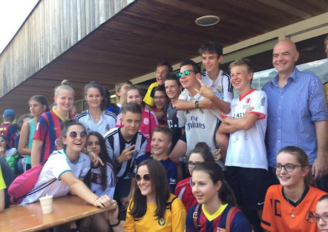 Überraschte die Schüler der OS Brig am Donnerstag am Sporttag: Fifa-Chef Gianni Infantino.