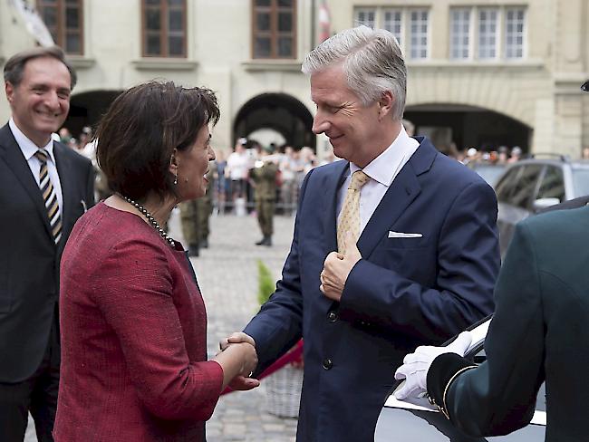 Der König der Belgier Philippe wird in Bern von Bundespräsidentin Doris Leuthard begrüsst.