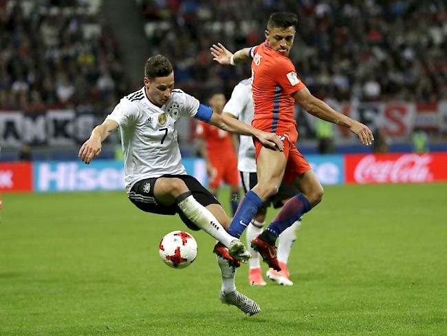 Zweikampf zwischen Deutschlands Captain Draxler und Chiles Torschütze Sanchez