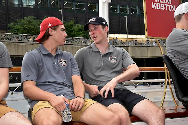 Nico Hischier (links) und Patrick Nolan, die beiden Anwärter auf den First-Overall-Pick am NHL-Entry-Draft auf einer Bootsfahrt auf dem Chicago River durch die Innenstadt.