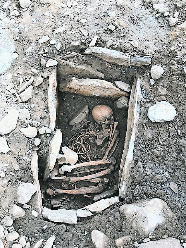 Freigelegtes Grab. Es handelt sich um einen Jugendlichen, der 4000 Jahre vor Christi Geburt gelebt hat. 