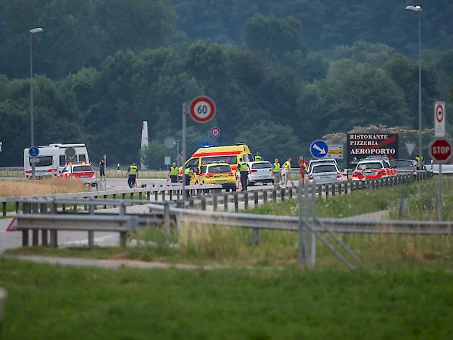 Ein Walliser Fallschirmspringer ist in der Nähe des Flughafens Locarno-Magadino auf eine Strasse gestürzt. Zahlreiche Polizei- und Rettungskräfte waren im Einsatz.
