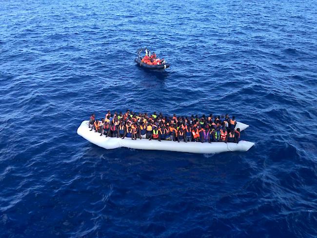 Bootsflüchtlinge kurz vor ihrer Rettung nahe der italienischen Küste (Archiv)