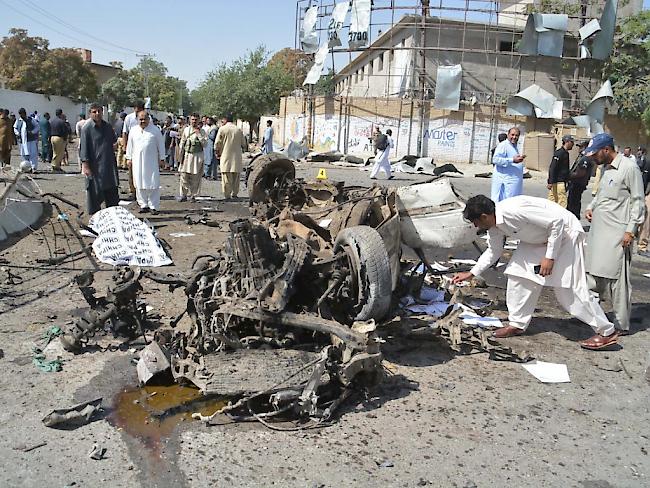 Pakistanische Sicherheitsverantwortliche untersuchen den Tatort eines Autobombenanschlags in der Provinzhauptstadt Quetta, bei dem mindestens 13 Menschen getötet wurden.