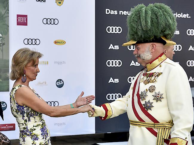 In der Spanischen Hofreitschule in Wien ist am Freitag der traditionelle Sommerball mit illustren Gästen wie einem Kaiser Franz Josef Imitator zu Ende gegangen.