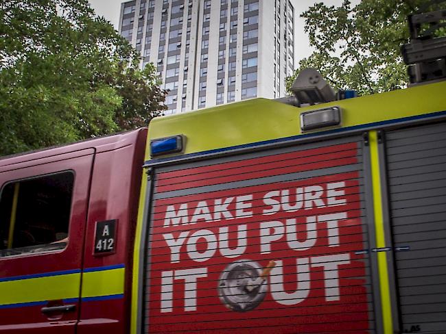 In London wurden mehrere Hochhäuser evakuiert. Hunderte Menschen verbrachten die Nacht auf Matratzen in öffentlichen Gebäuden, in Hotels oder bei Freunden.