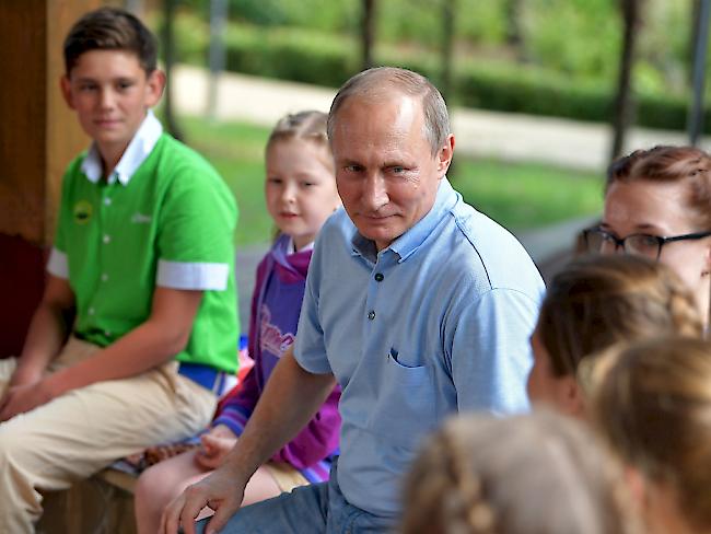 Der russische Präsident Wladimir Putin umringt von Kindern eines Ferienlagers auf der Krim