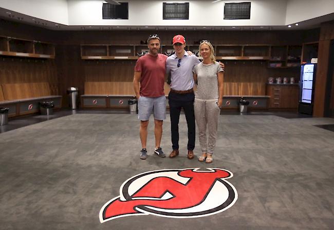 Nico Hischier (mit Vater Rino und Mutter Katja) in der Spielerkabine der New Jersey Devils.