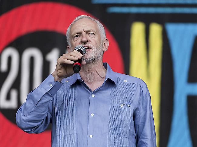Viele politische Botschaften: Der Chef der Labour-Partei Jeremy Corbyn trat am diesjährigen Glastonbury-Musikfestival auf und wurde von der Menge wie ein Rockstar begrüsst.