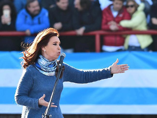 Argentiniens Ex-Präsidentin Cristina Kirchner will in die Politik zurückkehren und kandidiert für einen Senatssitz, der sie aber auch vor Strafverfolgung schützen würde.