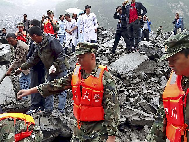Rund 3000 Helfer sind nach einem massiven Erdrutsch in China im Einsatz, um noch Überlebende zu finden.