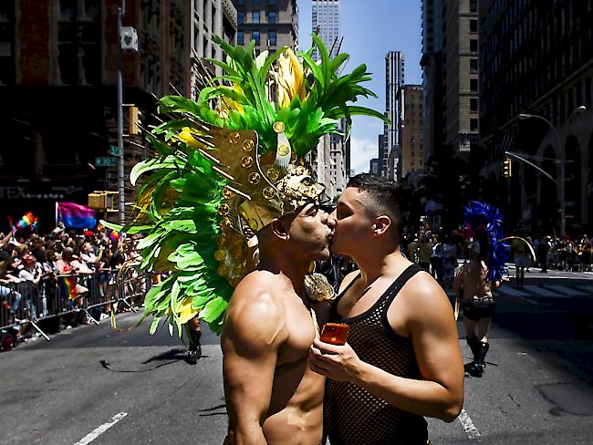 Innig auf der Fifth Avenue: Zehntausende marschieren an der Gay Pride Parade in New York.
