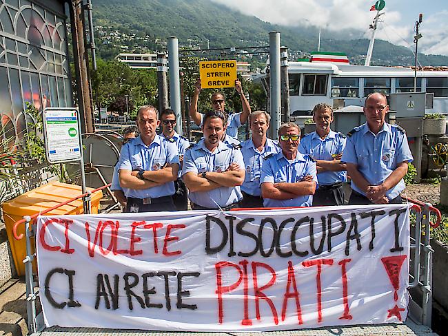 Seit Sonntag sind die Mitarbeiter der Schifffahrtsgesellschaft des Lago Maggiore im Ausstand. Ob ein Treffen mit der Tessiner Kantonsregierung eine Lösung herbeiführen konnte, soll am Dienstag bekanntgegeben werden.