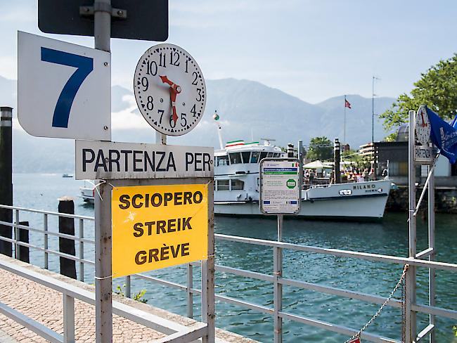 "Sciopero" heisst es bei den Fährschiffern auf der Schweizer Seite des Lago Maggiore auch am Mittwoch. Die Beschäftigten entschieden sich, den Arbeitskampf fortzusetzen.
