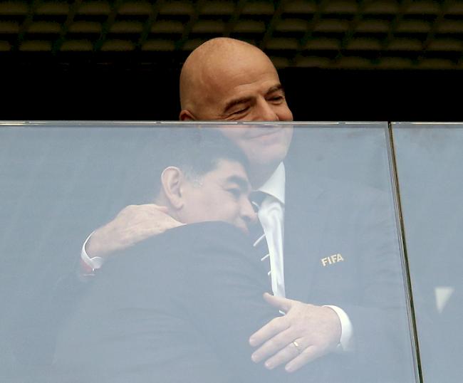 Hinter Glas. Gianni Infantino und Diego Armando Maradona werden sich am Freitag in Brig-Glis für einmal unters Volk mischen (Bild vom gestrigen Finale des Confedcups).