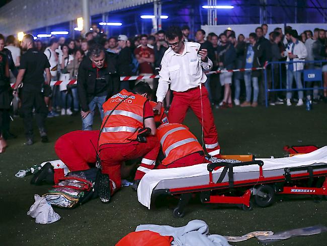 Rettungskräfte versuchen am Musikfestival Mad Cool in Madrid vergeblich, das Leben des abgestürzten Artisten zu retten.
