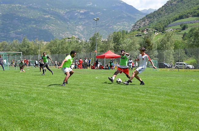 Gegen Rassismus. Am diesjährigen «Antira Cup Alto Vallese» beim Visper «Chatzuhüs» nahmen insgesamt 15 Mannschaften teil.