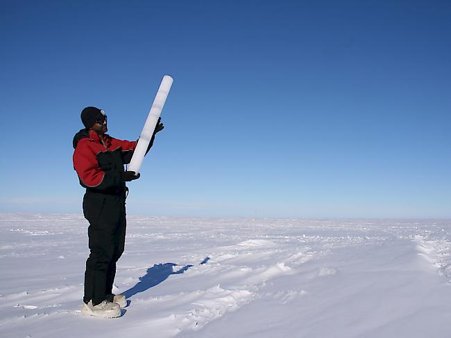 Eisbohrkerne wie dieser aus der Ostantarktis liefern wichtige Hinweise auf vergangene Klimaentwicklungen, ebenso wie Baumringe und Seesedimente. Solche Daten sind nun gebündelt in einer umfassenden Datenbank. (Archiv)
