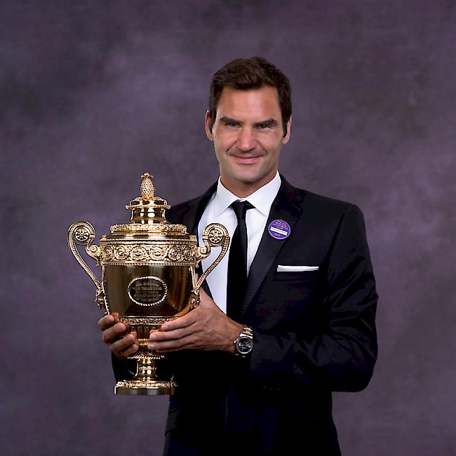 Roger Federer präsentiert der Presse stolz seinen achten "Challenge-Cup"