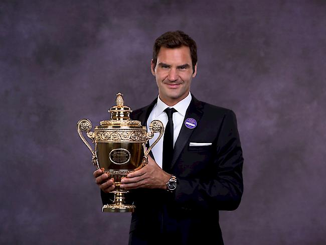 Roger Federer präsentiert der Presse stolz seinen achten "Challenge-Cup"